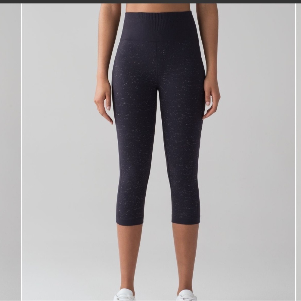 Lululemon Free To Flow Crop leggings pants 
Midnight Navy / White size 6